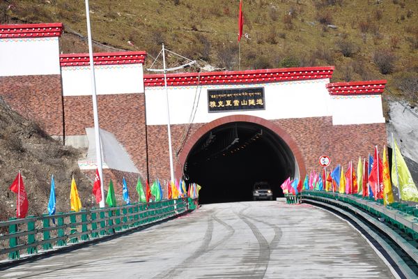 吉林省对口援建黑水灾后重建项目整体移交暨雅克夏雪山隧道通车仪式在
